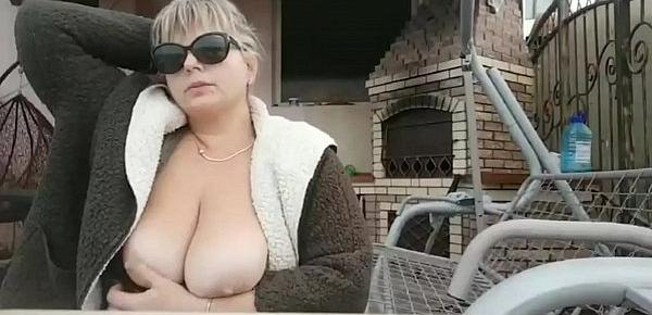  BBW with big boobs outdoors play in garden